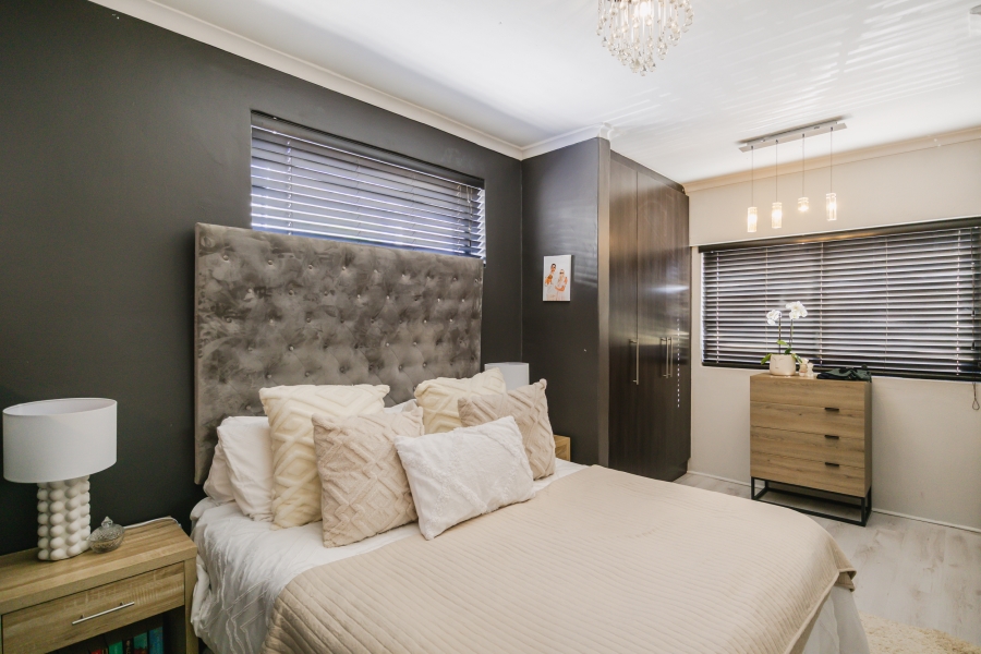 6 Bedroom Property for Sale in Vredehoek Western Cape